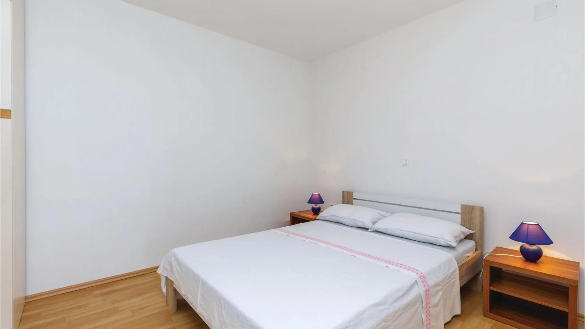 Awesome Apartment In Klenovica With Wifi 0*,